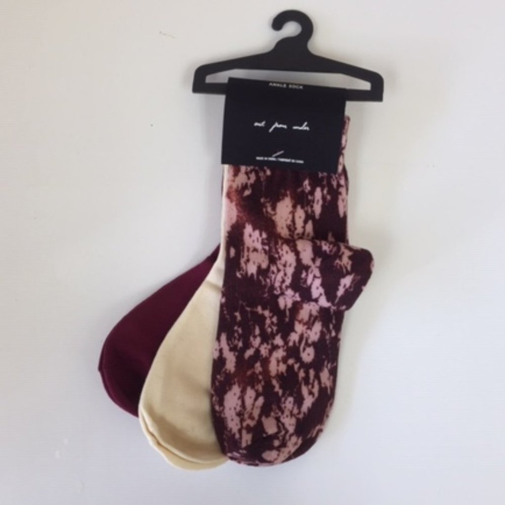 NWT URBAN OUTFITTERS pack of 3 cotton socks maroon - Picture 2 of 3
